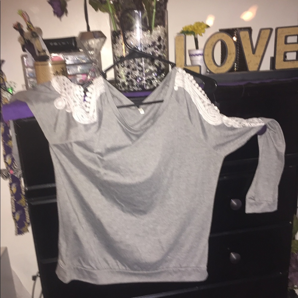 Gray long sleeve shirt